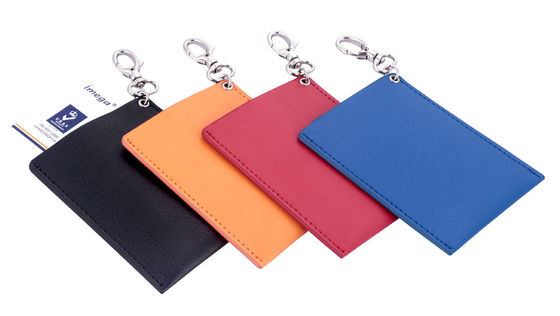 Slim metal kartvizit sahibi 50 kartı güvenli kapama ile tutar.